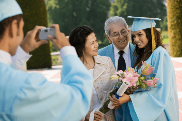 Family_Photo_at_Graduation_stock_photo-1200x800.min_.png